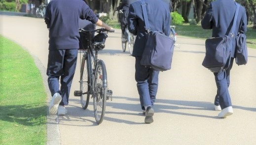 学生服姿の男子生徒